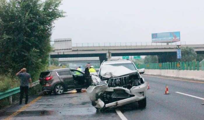 高速路突遇前車急?；蚣眲x車咋辦? 搞懂這兩點, 保住小命!