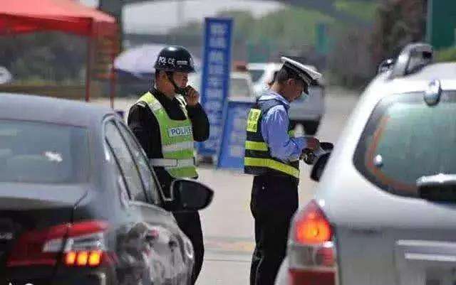 遇到交警查車，忘記帶駕駛證怎么辦?