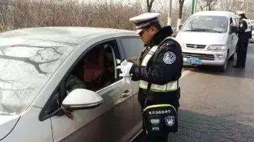 遇到交警查車，忘記帶駕駛證怎么辦?