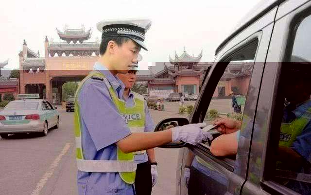 遇到交警查車，忘記帶駕駛證怎么辦?