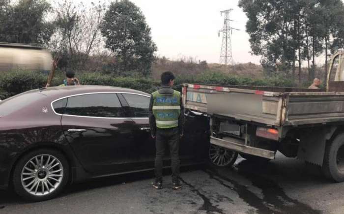 高速出車禍, 把車挪走和保留現(xiàn)場哪個更重要? 保險: 要錢也能要命