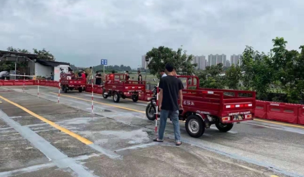 摩托車駕照怎么考 到駕?；蜍嚬芩鶊?bào)名考取（共三科考試）