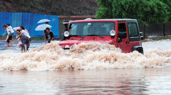 汽車(chē)被水淹了保險(xiǎn)怎么賠