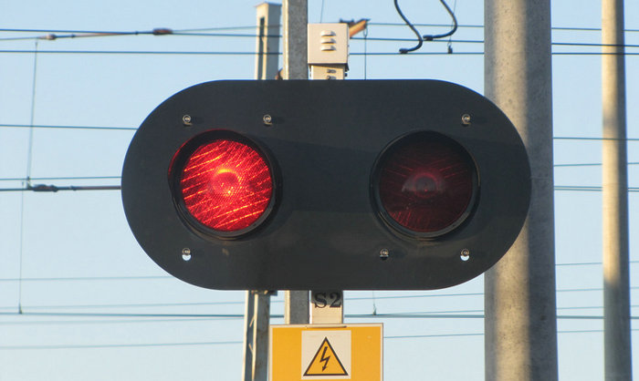 等紅燈踩剎車還是掛空擋好