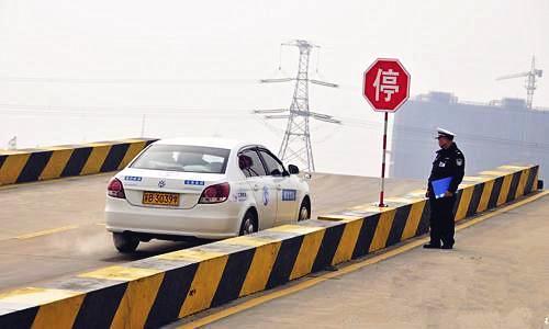 坡道定點停車和起步扣分標準