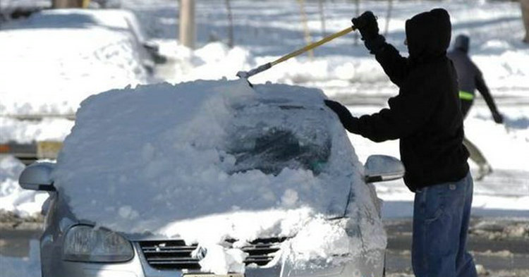 冬天車(chē)放外面下雪怎么辦 冬天車(chē)放外面需要注意什么