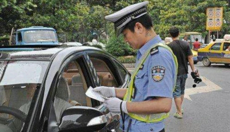 小車未年檢交警抓住怎么罰款