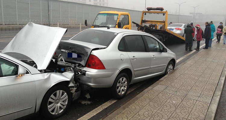 倒車車屁股碰到別人的車頭怎么處理