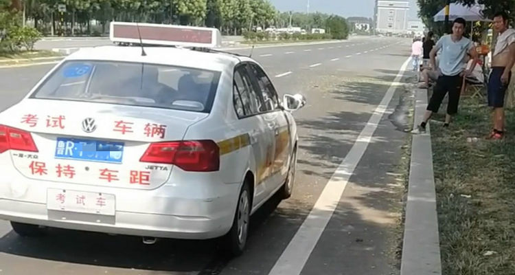 靠邊停車完成后不關轉(zhuǎn)向燈可以嗎