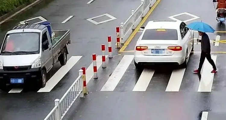 機(jī)動車在人行橫道停車扣幾分