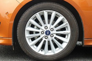 福特?？怂馆喬バ吞栆?guī)格 輪胎型號235/40 r18(固特異輪胎)