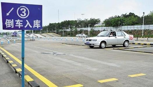 科目二倒車入庫點位圖，到點就需要打方向、剎車、踩離合