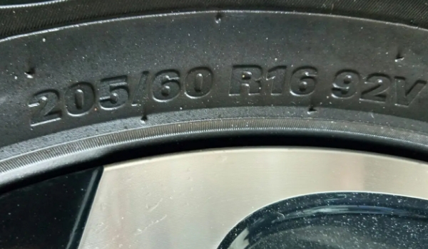 寶駿510輪胎尺寸規(guī)格 尺寸規(guī)格205/60 R16（玲瓏品牌）