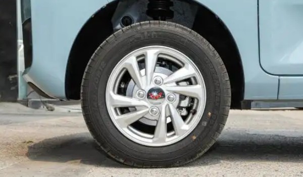 五菱宏光miniev輪胎尺寸 輪胎型號為145/70 r12