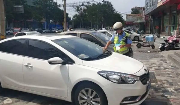 挪車(chē)打什么電話可以聯(lián)系到車(chē)主 四種方式可聯(lián)系車(chē)主（110報(bào)警對(duì)付“無(wú)賴”最舒心）