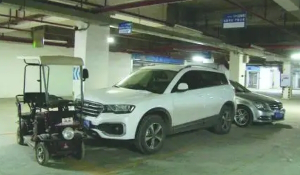 挪車(chē)打什么電話可以聯(lián)系到車(chē)主 四種方式可聯(lián)系車(chē)主（110報(bào)警對(duì)付“無(wú)賴”最舒心）