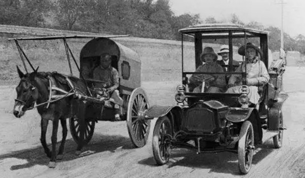 汽車發(fā)展史順序圖片 經(jīng)歷了三個階段(汽車誕生于1885年)