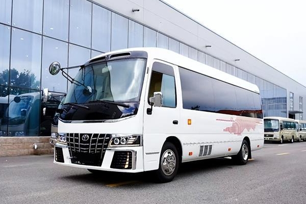 豐田考斯特9座商務(wù)車多少錢，市場報價90萬起（裸車最高優(yōu)惠12萬）