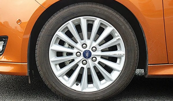 福特?？怂馆喬バ吞栆?guī)格 輪胎型號235/40 r18(固特異輪胎)