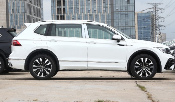 沃爾沃xc40和途觀L哪個(gè)好 途觀L動力更強(qiáng)(車身長達(dá)4.7米)