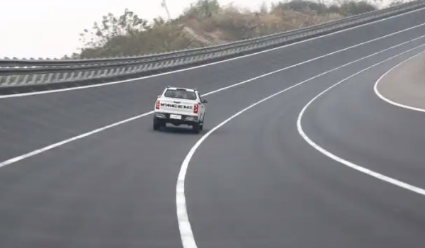 四驅(qū)車為什么不建議跑高速 沒有這樣的說法（四驅(qū)車高速行駛很穩(wěn)定）