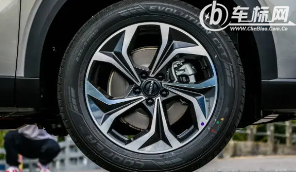 哈弗初戀輪胎尺寸大小 輪胎型號225/55 r18(胎壓標準2.3-2.5bar)